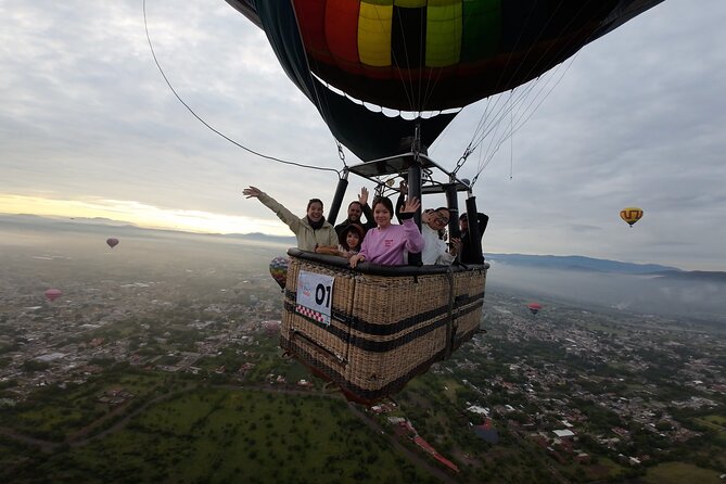 Balloon flight with breakfast in Cave and Pyramids tour from CDMX - Hotel pickup and the cold-but-organized Teotihuacan morning