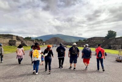Balloon flight with private transportation and guided tour to Teotihuacán - San Francisco Mazapa: Coffee, Check-In, and Balloon Assignments
