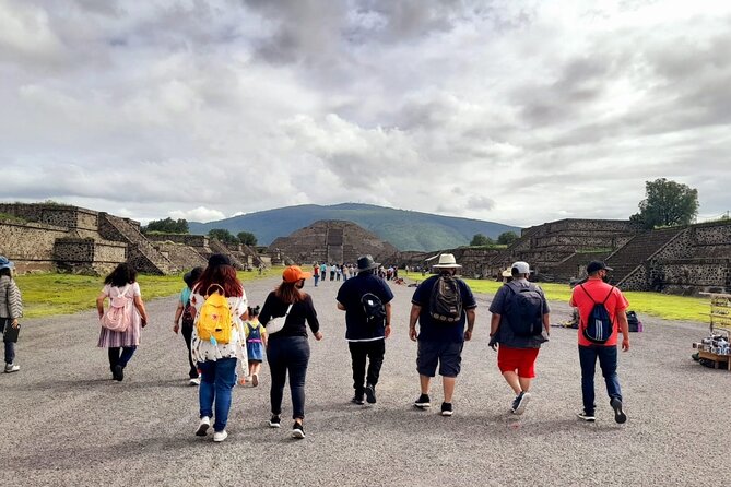Balloon flight with private transportation and guided tour to Teotihuacán - San Francisco Mazapa: Coffee, Check-In, and Balloon Assignments