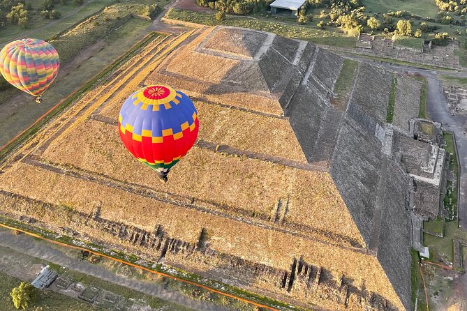Balloon flight with pyramids tour and transportation from Mexico City - Why this balloon over Teotihuacan is such a good match for Mexico City