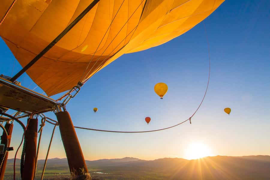 Cairns: Hot Air Balloon Flight with Transfers - Taking your place in the basket: standing, height, and comfort tips