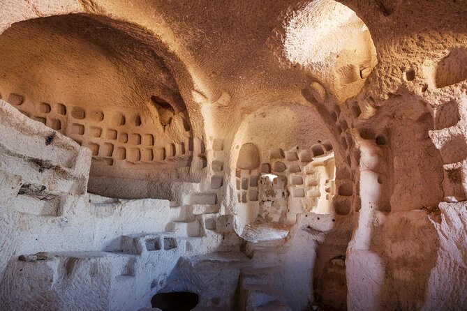 Cappadocia Dream: 2-Days Tour from Istanbul & Balloon Ride Option - Day 1 Lunch in Avanos: Testi Kebab and Old Town Texture