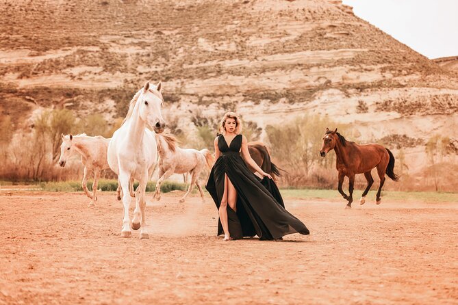 Cappadocia Private Flying Dress & Hot Air Balloon Photoshoot - The photo direction system (so you look relaxed)
