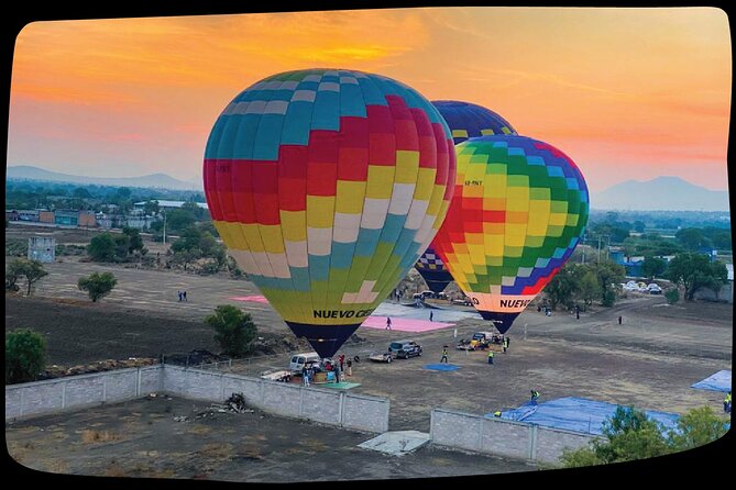 CDMX balloon flight, breakfast, pickup and visit to Teotihuacán - In the basket: what the small-group setup feels like