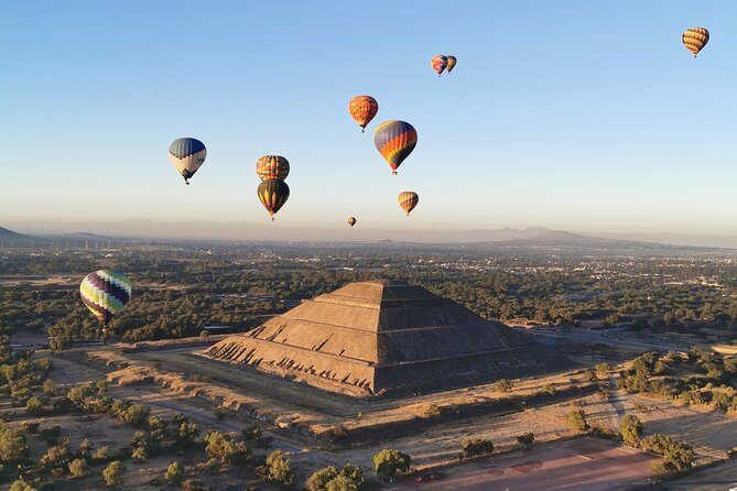 Hot Air Balloon Flight over Teotihuacán - The 5:30 am start and the balloonport near Teotihuacán