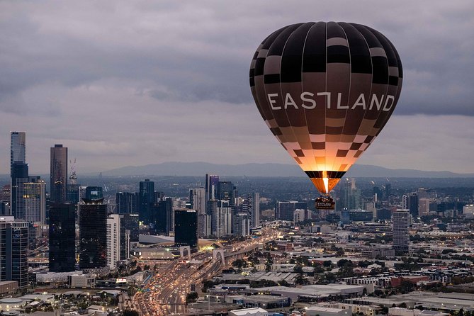 Melbourne sunrise balloon flight & champagne breakfast - The breakfast deal: champagne-style comfort after landing
