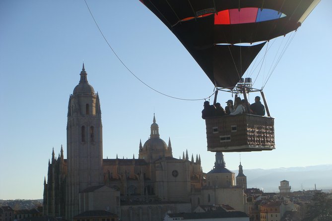 Segovia from the Skies: Sunrise Balloon Ride - Your aerial route over Segovia: cathedral, Roman Aqueduct, Alcázar
