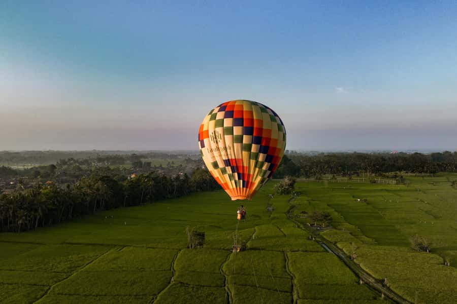 Ubud: Floating Breakfast and Hot Air Balloon Experience - Floating Breakfast on a Wooden Boat: Swimwear, Wine, and Infinity-Pool Calm